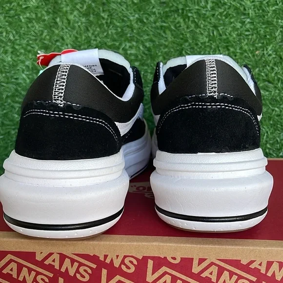 Vans WMNS Oid Skool Over
Black/White
VN0A7Q5EBA2
Sneakers Platforms - Picture 15 of 16